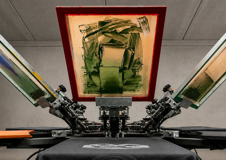 Zeefdrukraam in een textieldrukcarrousel voor het bedrukken van kleding.