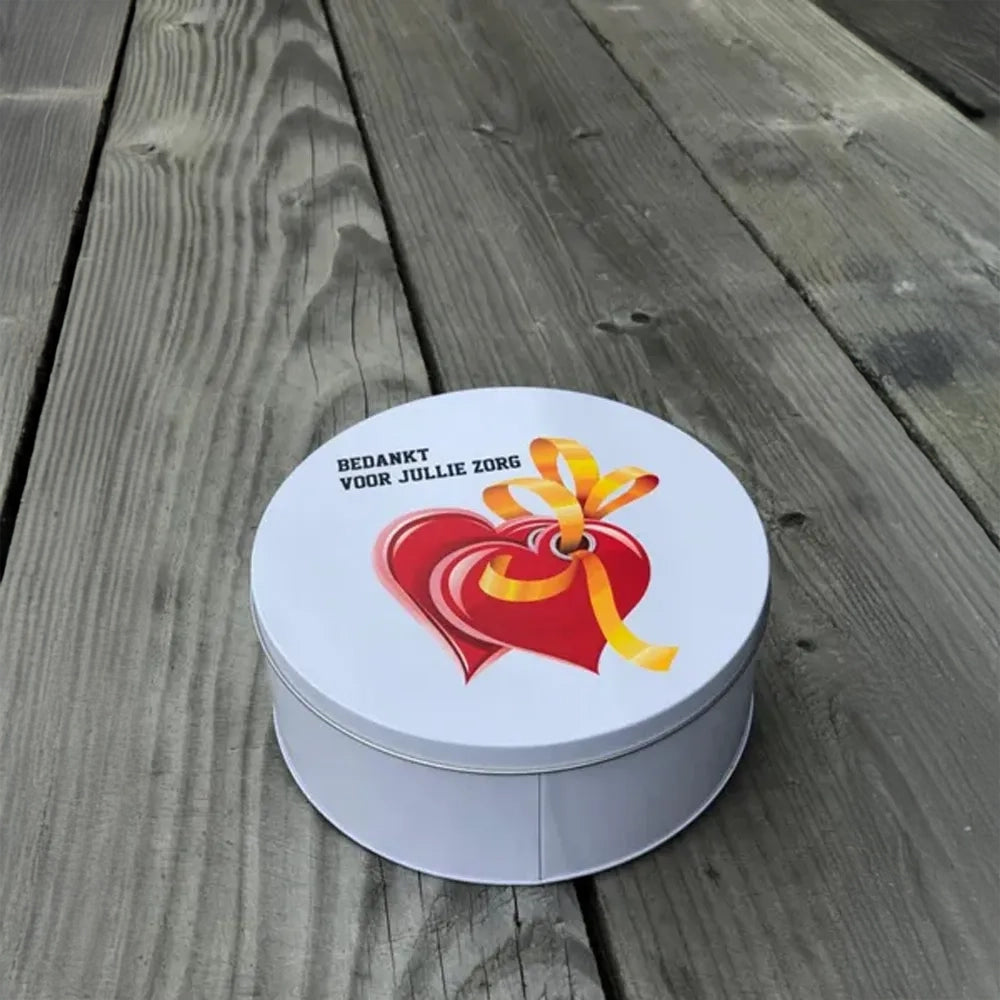 Rond koekblik met bedrukking op tafel, Wit - 10WR237