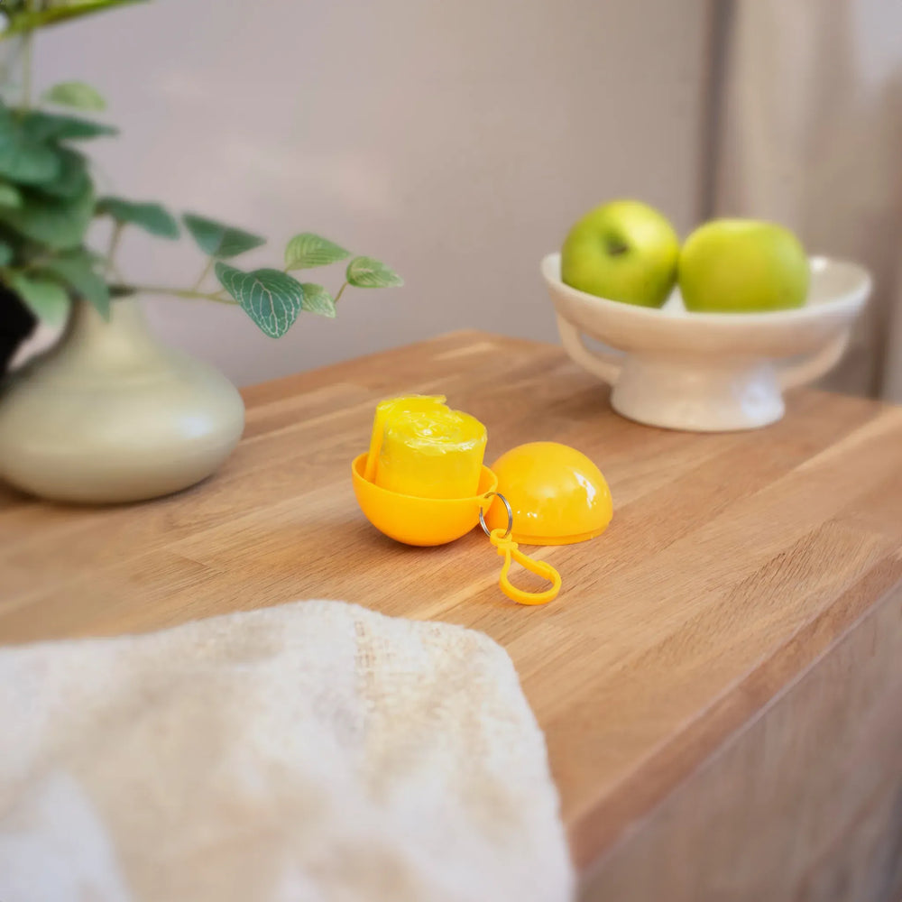 PVC poncho in gekleurde kunststof bal met karabijnhaak geel sfeerfoto 189137