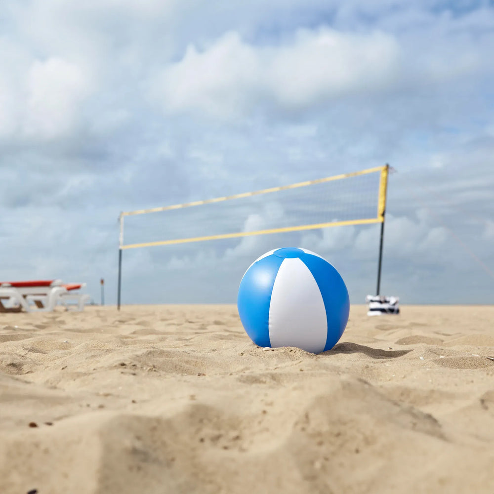 opblaasbare pvc strandbal 25 cm wit blauw sfeerfoto 189620