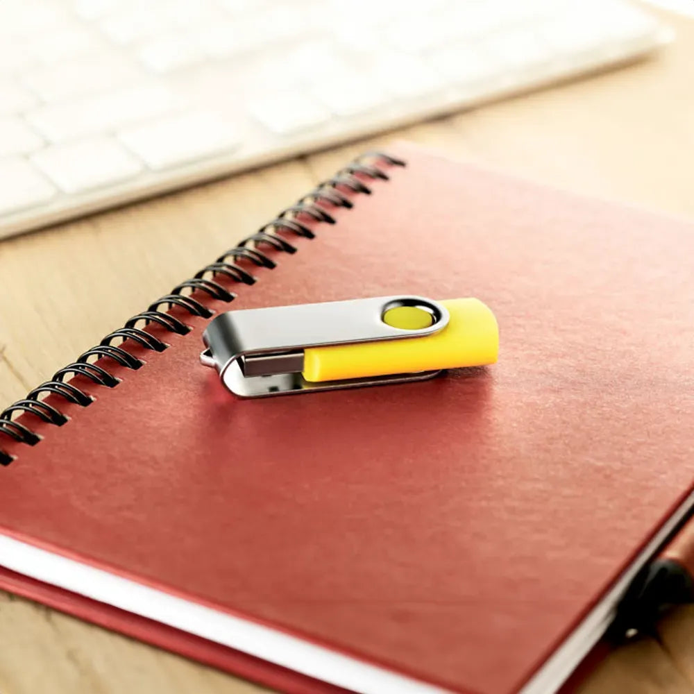 usb stick 8gb  metalen behuizing geel sfeer foto 191001c