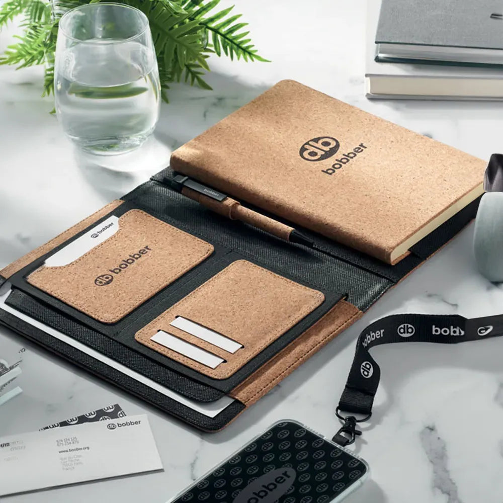 origin a5 portfolio van kurk met gerecycled notitieboek sfeerfoto 192097