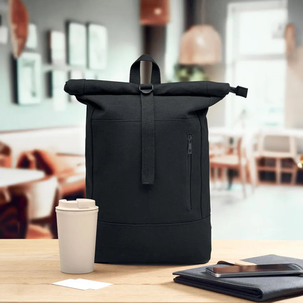 15 inch rolltop laptoprugzak van gerecycled katoen zwart sfeer foto 192400