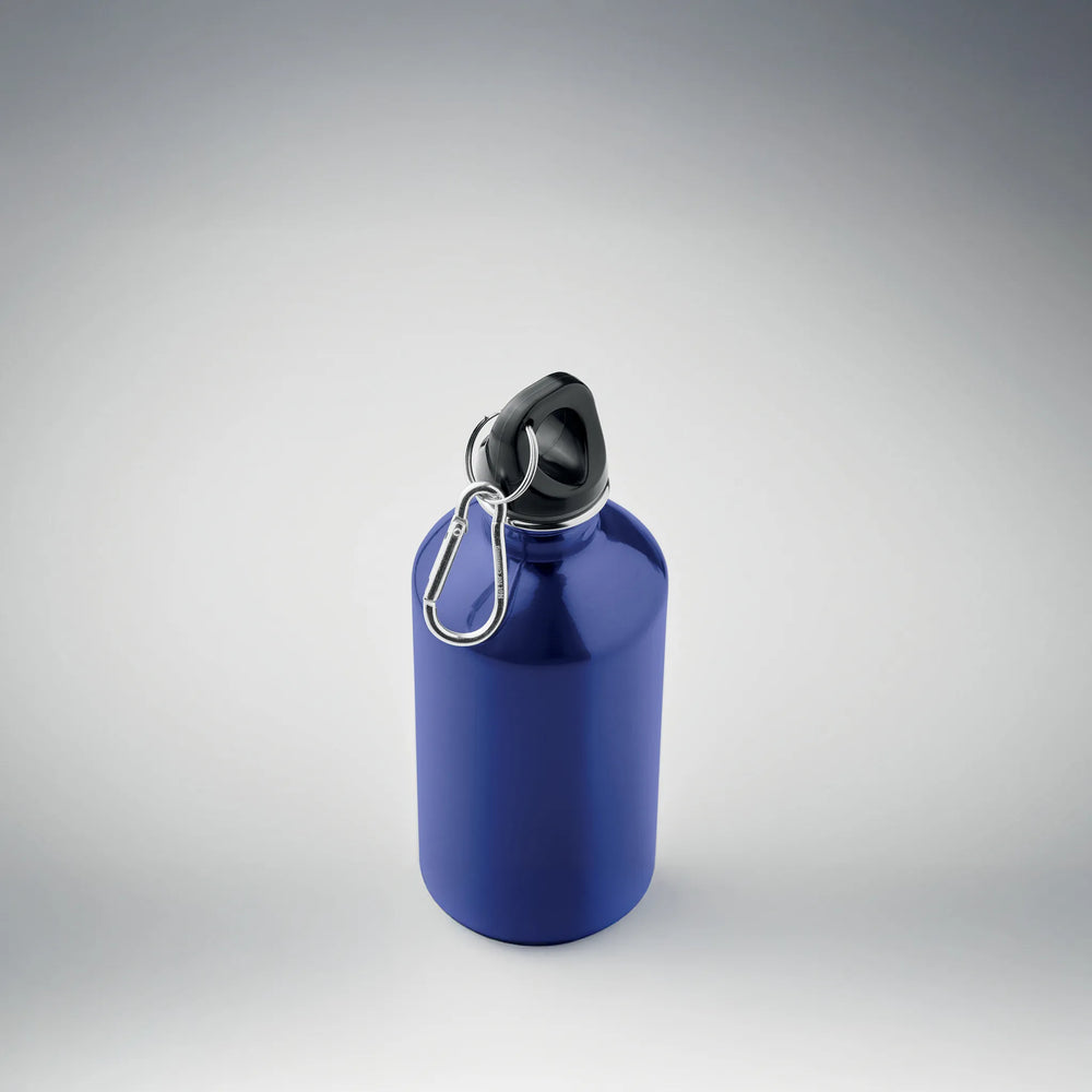 drinkfles van gerecycled roestvrij staal 500ml met karabijnhaak blauw sfeer foto  192403