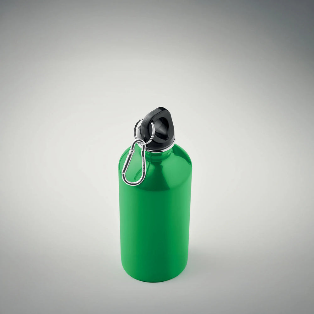 drinkfles van gerecycled roestvrij staal 500ml met karabijnhaak groen sfeer foto 192403