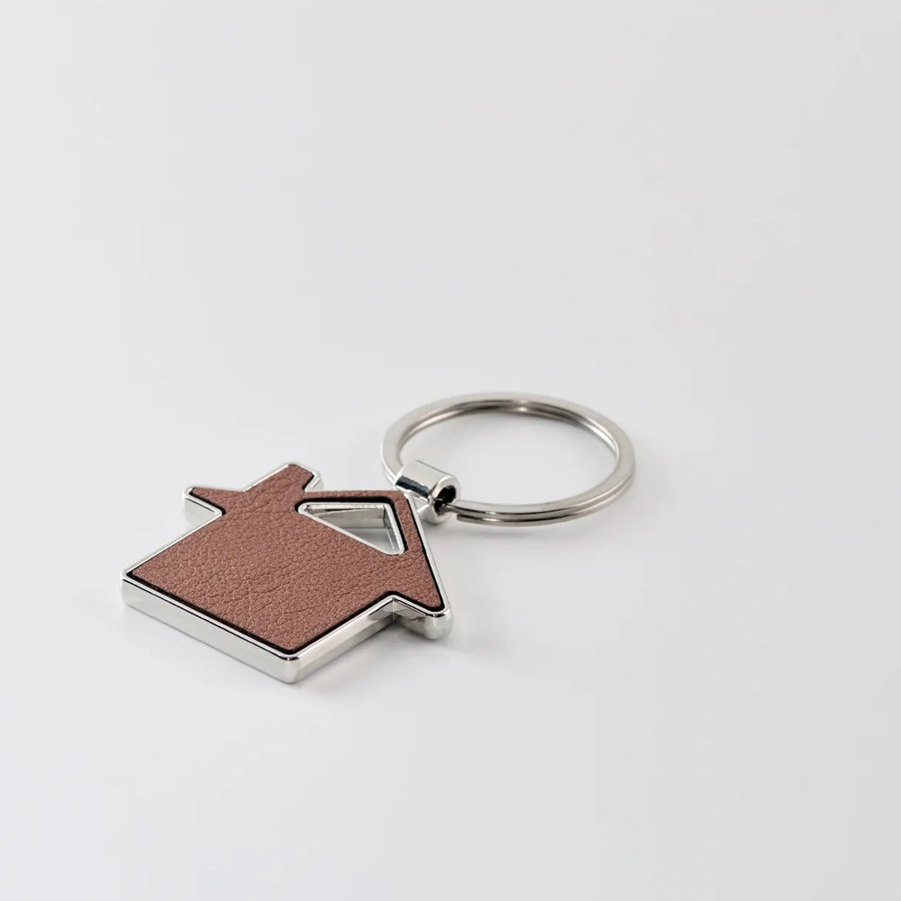 huisvormige metalen sleutelhanger pu leer bruin detail 192538