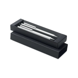 Pennenset van gerecycled aluminium met blauwschrijvende balpen en inktloze grafietpen schuin in geopend geschenkdoosje, Wit - 192567