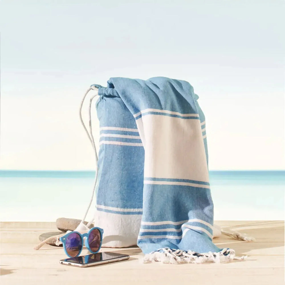 hammam strandhanddoek set met trekkoordtas van gerecycled materiaal turquoise sfeerfoto 192584