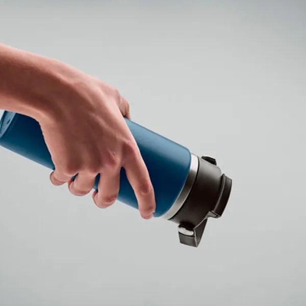 rvs drinkfles 500ml rietje handvat blauw detail in hand 192775