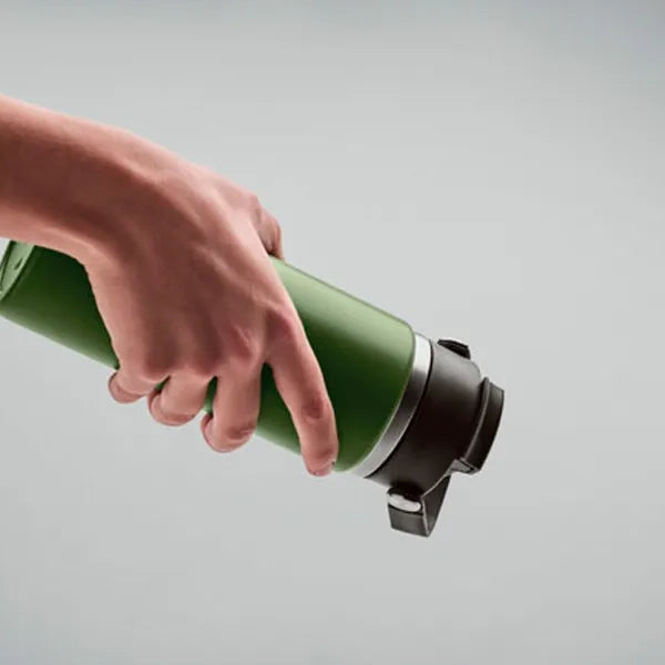 rvs drinkfles 500ml rietje handvat groen detail in hand 192775