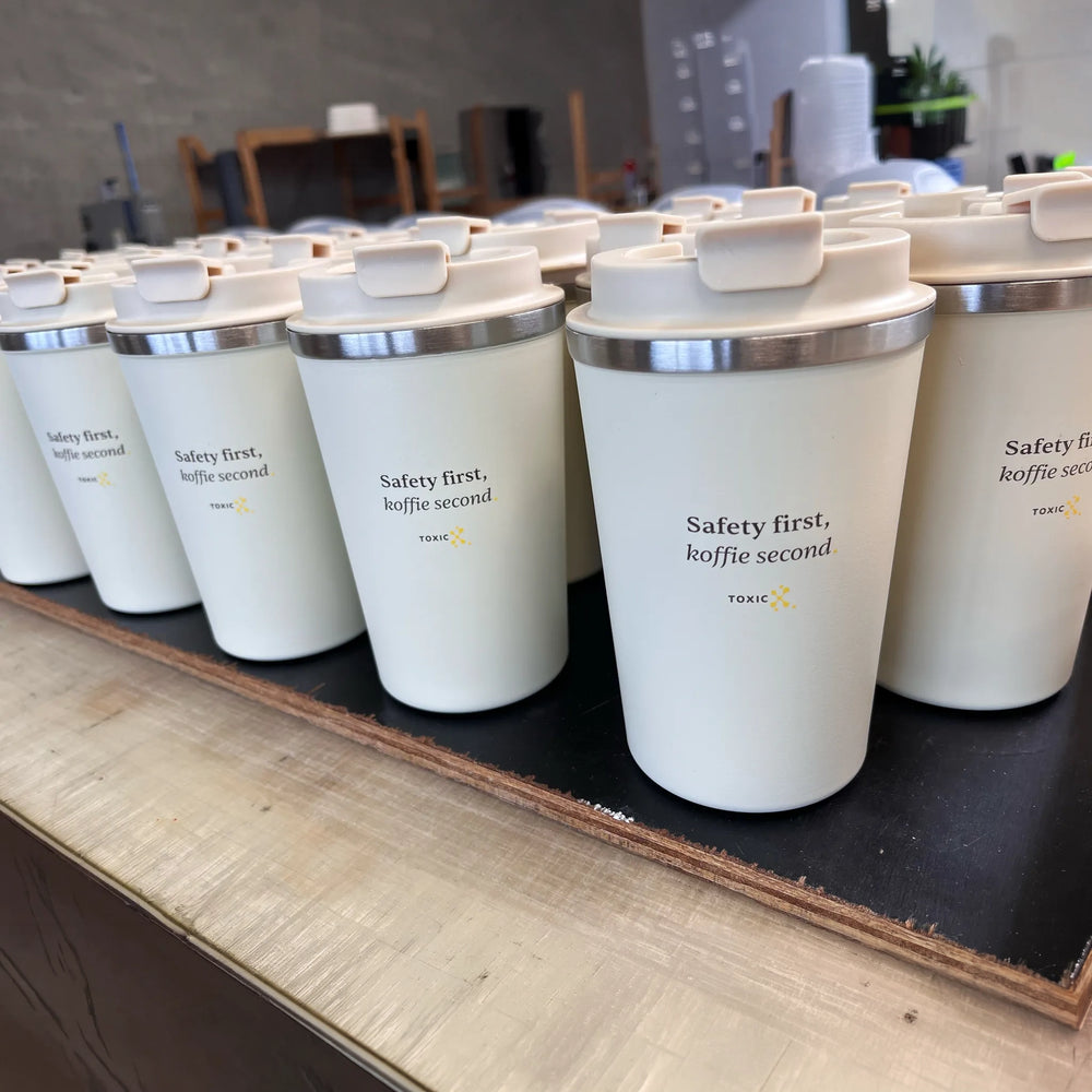 Dubbelwandige RVS tumbler 350 ml met PP deksel meerdere bedrukte bekers op werktafel, Beige - 196276