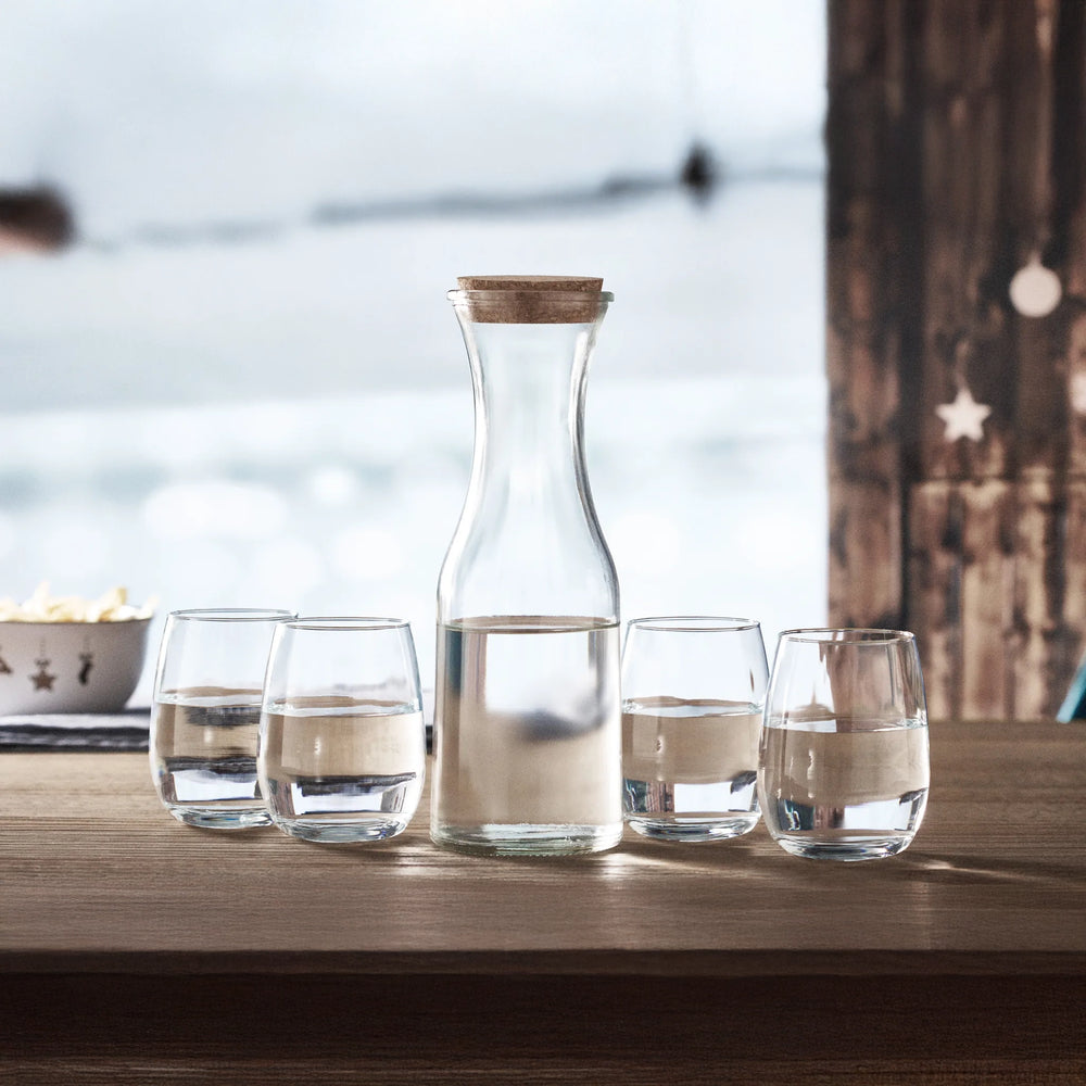 Detailfoto van karaf van gerecycled glas met kurk sfeer foto  artikelnummer 196655.