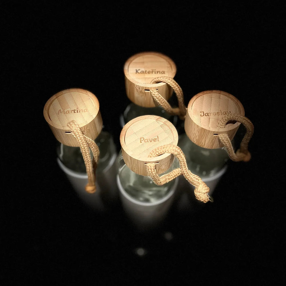 glazen fles met siliconen pouch en bamboe deksel inhoud 500 ml wit met namen op deksel 196845