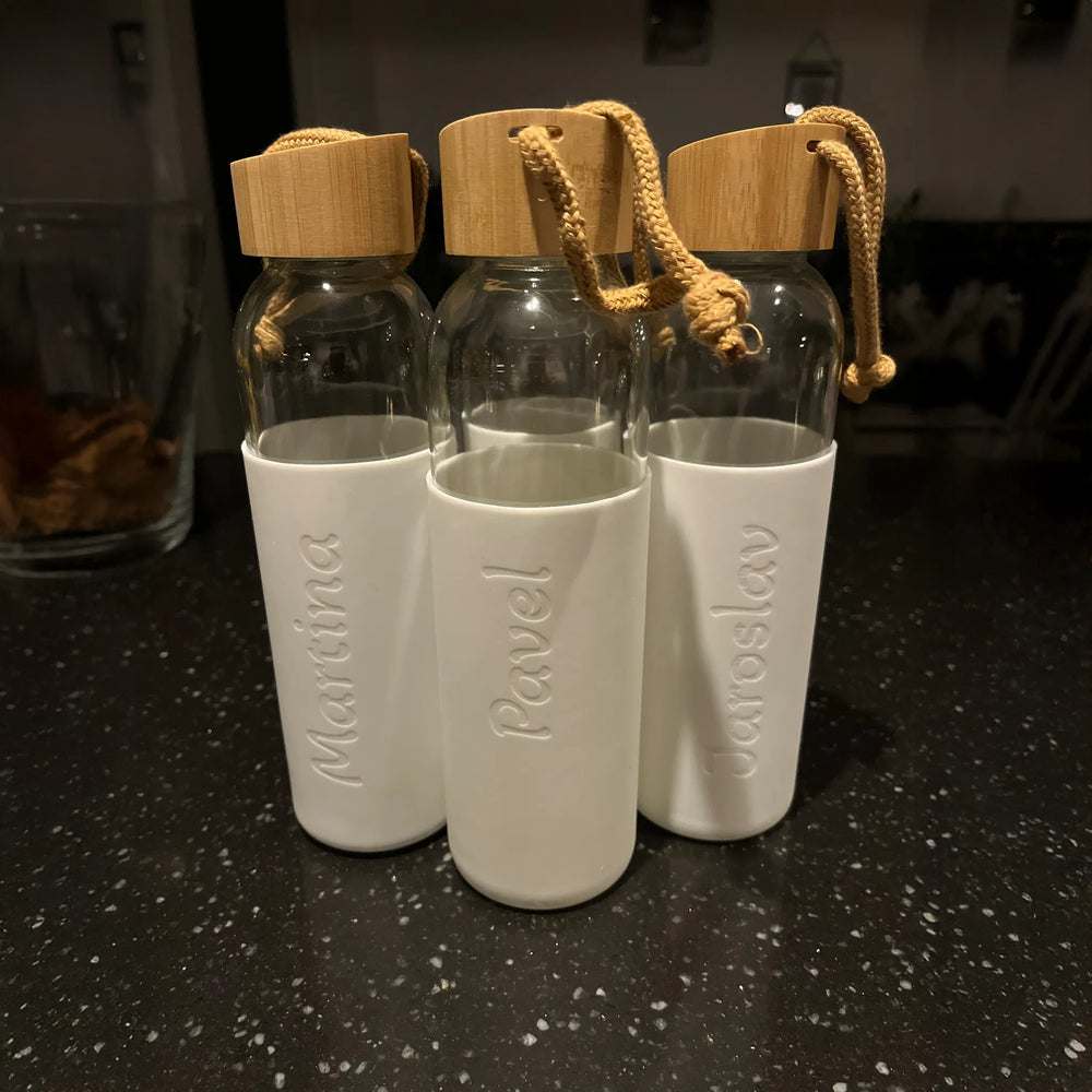 glazen fles met siliconen pouch en bamboe deksel inhoud 500 ml wit met namen 196845