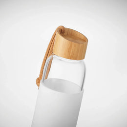 glazen fles met siliconen pouch en bamboe deksel inhoud 500 ml wit detail foto 196845