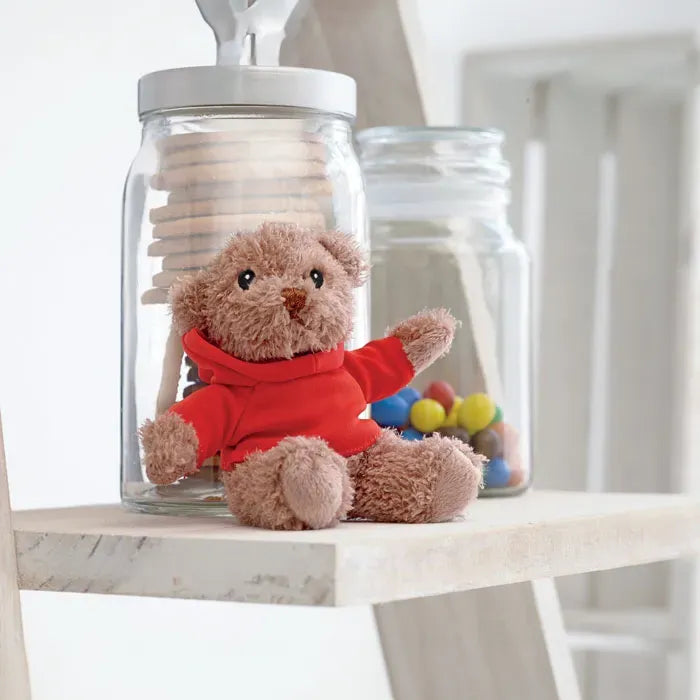 pluche teddybeer in sweater met capuchon in drie kleuren rood sfeerfoto 197375