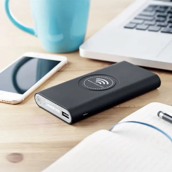 Powerbank 8000 mAh met draadloos opladen en rubberen afwerking sfeerbeeld, Zwart - 199238
