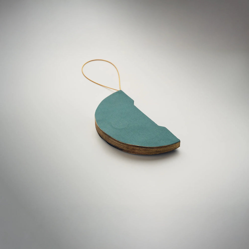 vouwbare papieren kerstbalhanger magneetsluiting groen dicht sfeer foto