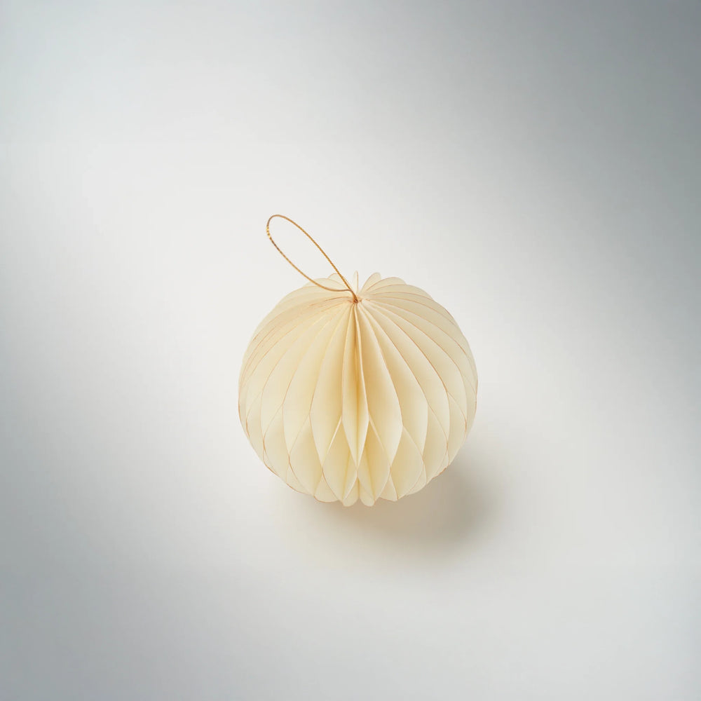 vouwbare papieren kerstbalhanger magneetsluiting beige sfeer foto