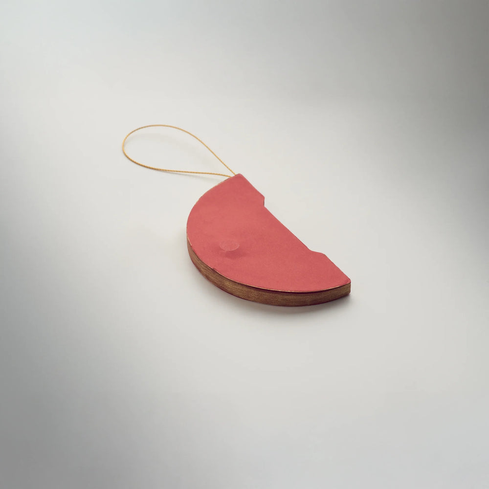 vouwbare papieren kerstbalhanger magneetsluiting rood sfeer foto dicht