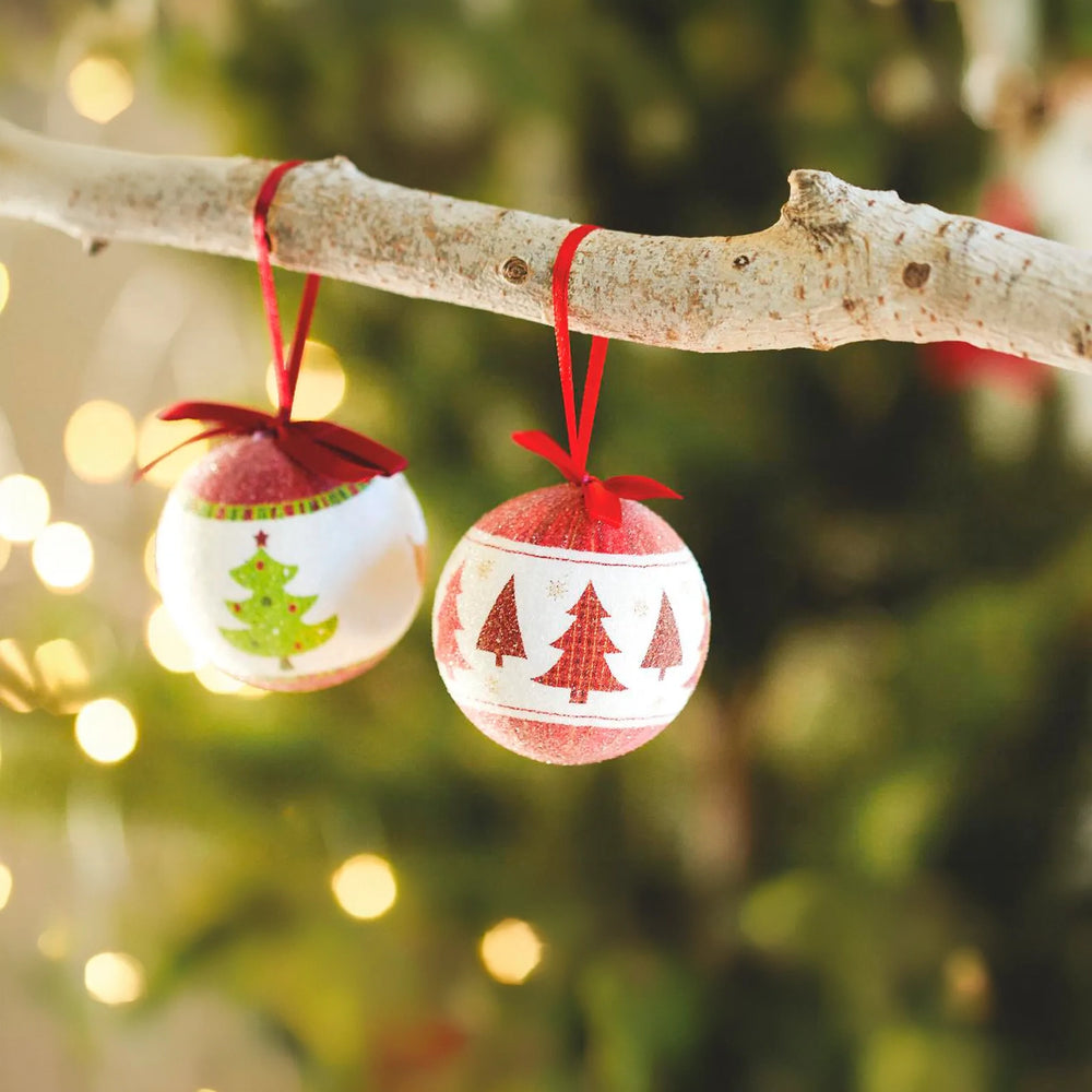 Kerstbal met parelmoeren afwerking in geschenkdoos