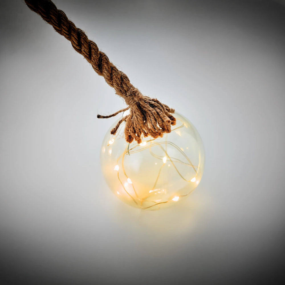 Glazen kerstbal met warmgele LED-verlichting