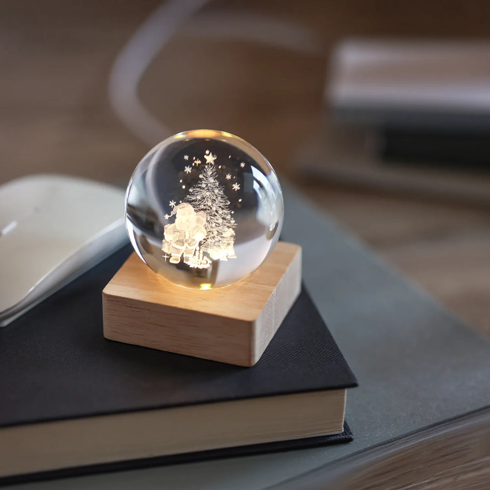 Glazen kerstbal met LED op houten sokkel