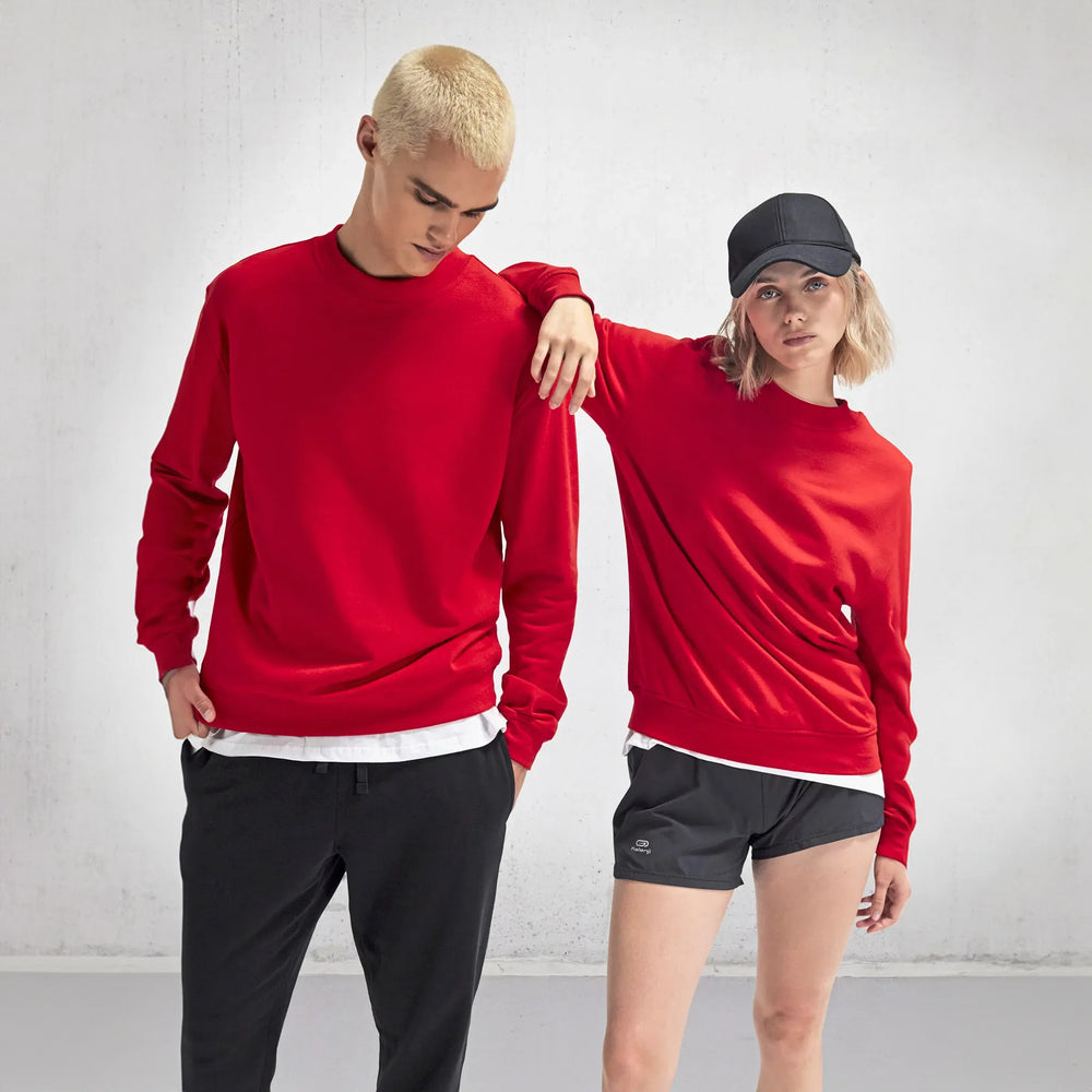 sweater met 100 katoenen voorkant en gerecycled polyester rood sfeerfoto 24BCWG004