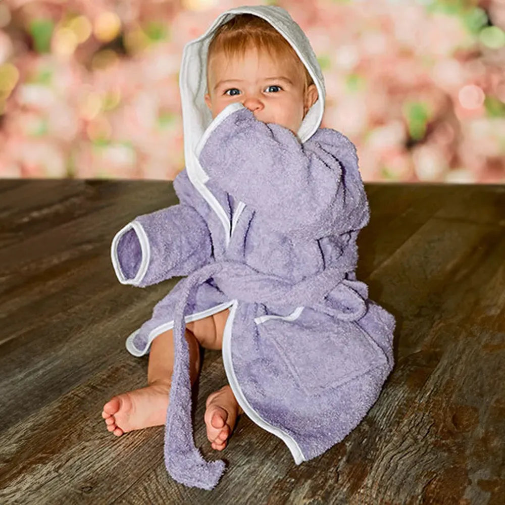 baby badjas met capuchon bedrukken paars wit sfeerfoto 24ar022