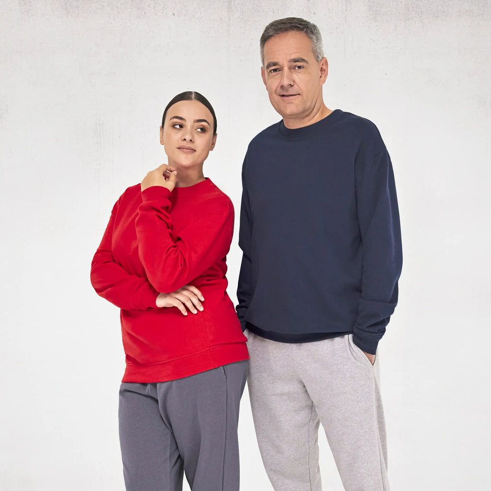 B&C unisex sweaters gedragen door twee modellen, Marineblauw en rood - 24BCWG007