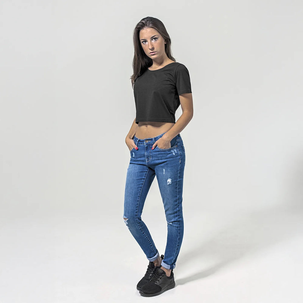 Build Your Brand cropped dames-T-shirt gedragen door een model, Zwart - 24BY042