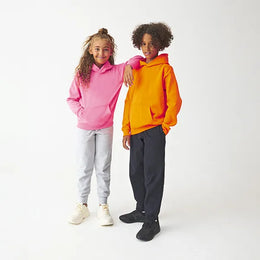 Just Hoods kinderhoodies gedragen door twee modellen, Roze en oranje - 24JH004K