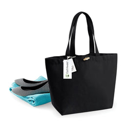 Shopper strandtas van biologisch katoen naast opgevouwen kleding, Zwart - 24WM850