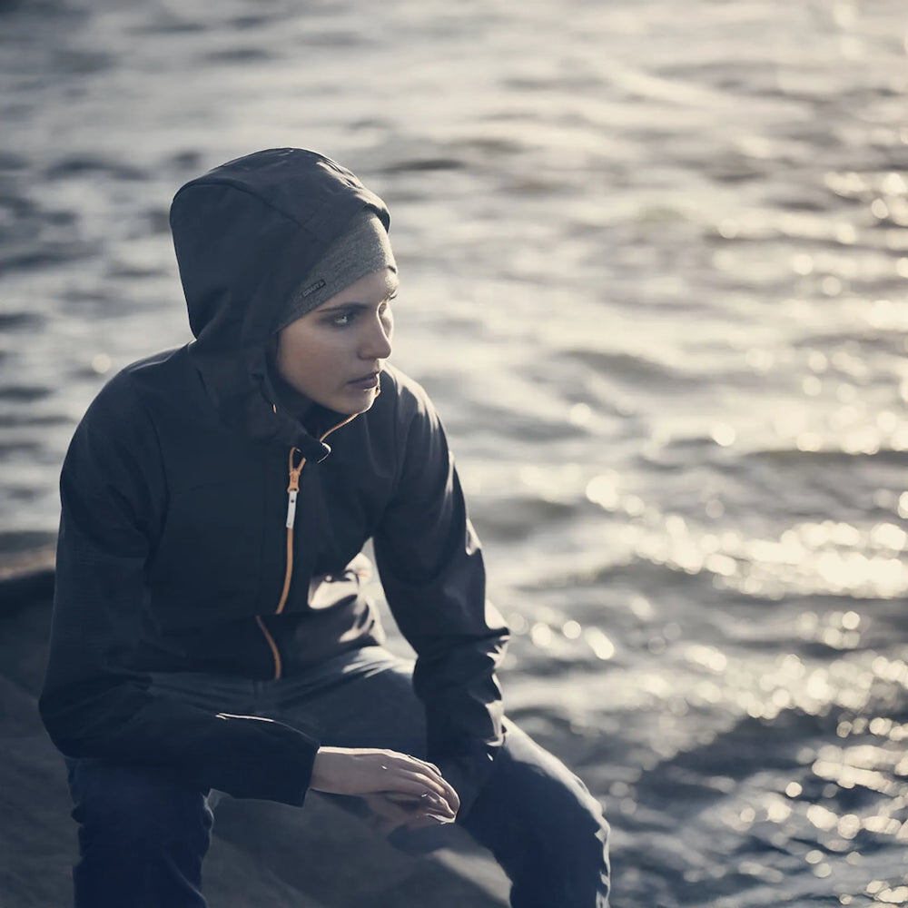 shell jack softshell dames craft gravel zwart detail sfeer foto 261905073