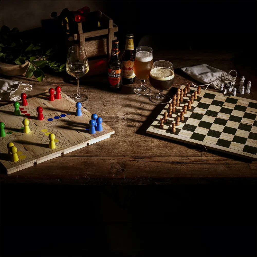 wijnkist bordspel geschenk sfeer foto 31269419
