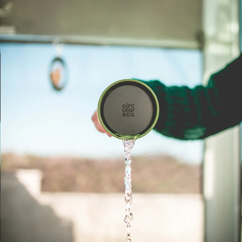 Dubbelwandige herbruikbare koffiebeker 227 ml met 360° deksel sfeerbeeld, Wit en groen - 31W043