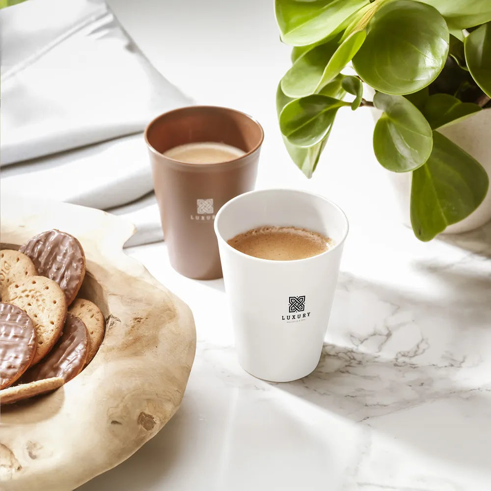 Herbruikbare koffiebekers 360 ml van biokunststof op tafel, Bruin en wit - 31W304