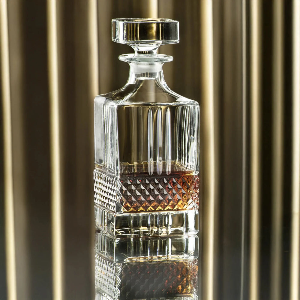Sfeerfoto van RCR Brillante whisky karaf, inhoud 85 cl – artikelnummer MZ51592020106