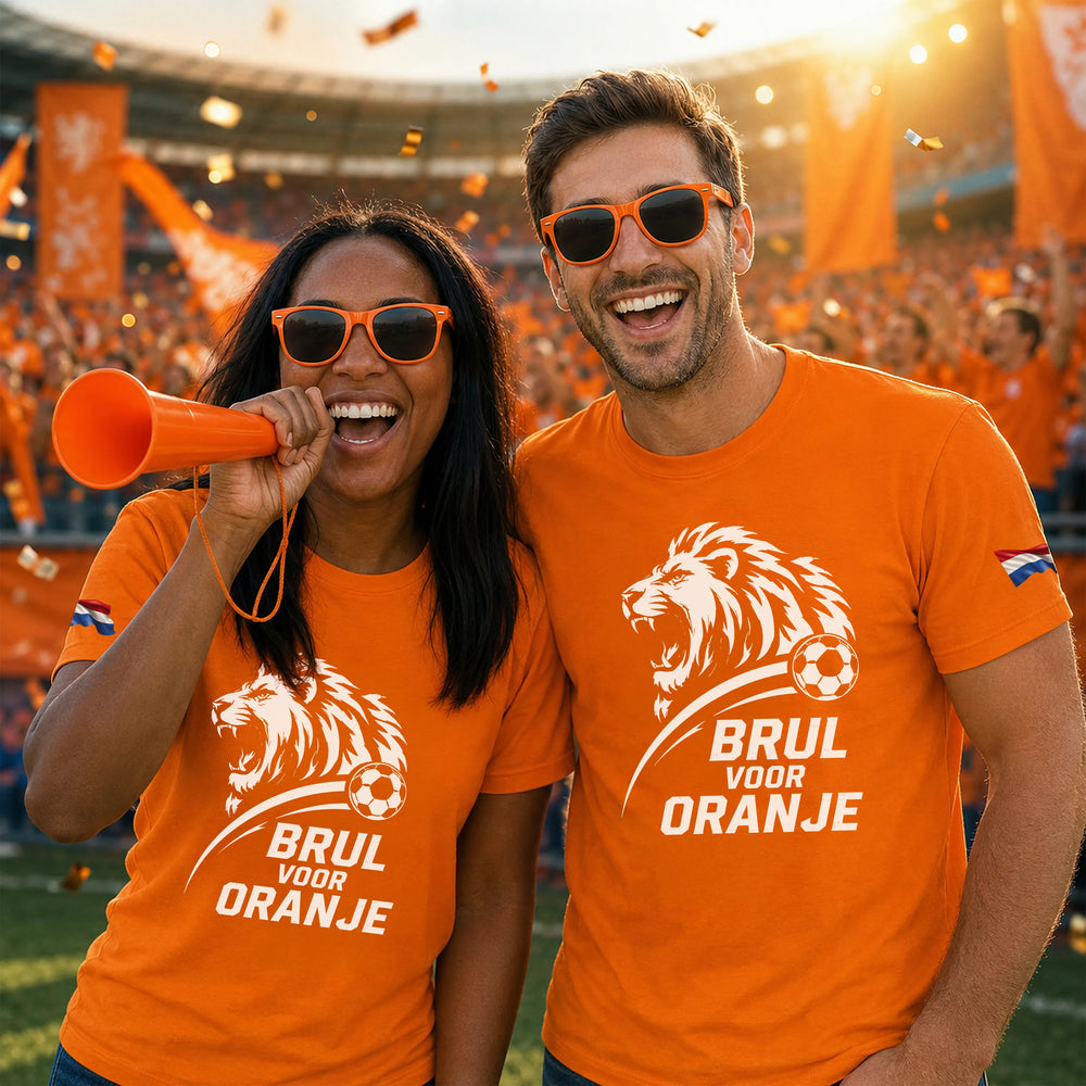 Twee supporters in een stadion met oranje Brul voor Oranje T-shirts